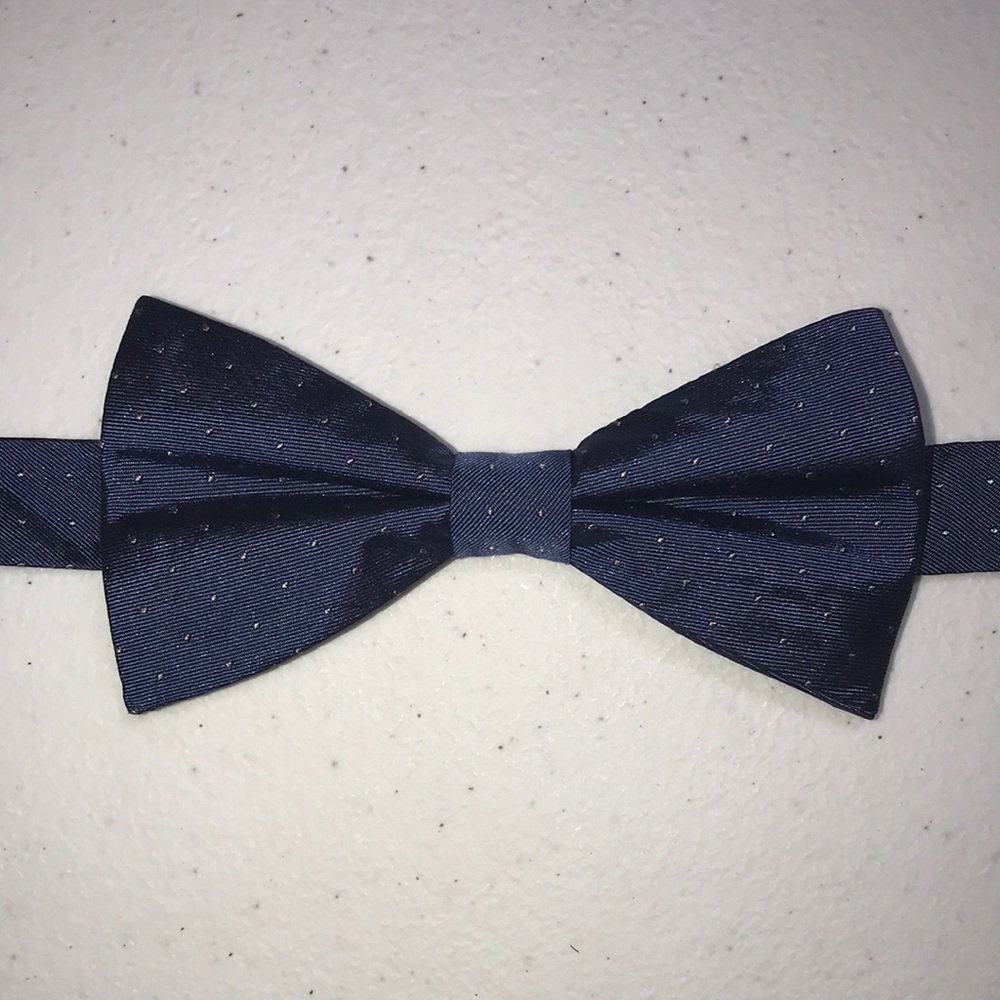 Van Heusen, Bow Tie, Like New, %100 Silk, Blue & Silver Design